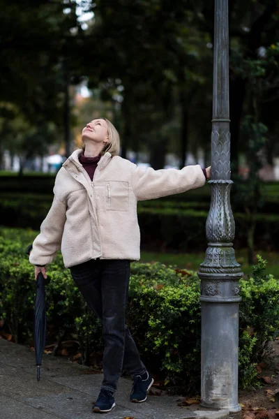 Kvinna Med Paraply Går Park — Stockfoto