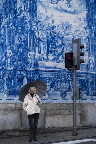 Vrouw Met Paraplu Hoofdstraat Santa Catarina Porto Portugal — Stockfoto