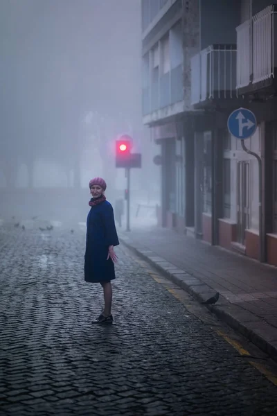 Paltolu Sarışın Bir Kadın Yoğun Sabah Sisinin Ortasında Kaldırımda Duruyor — Stok fotoğraf