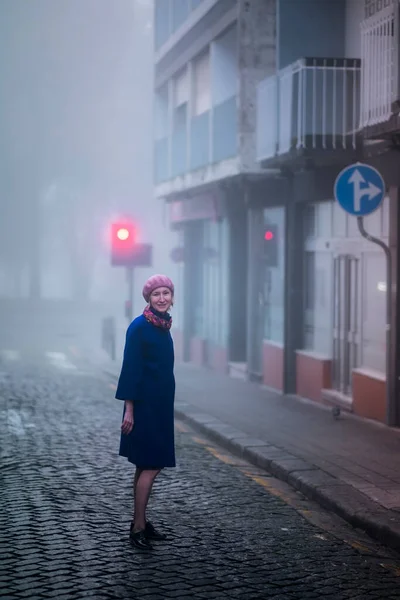Женщина Стоит Тротуаре Рано Утром Густом Тумане — стоковое фото