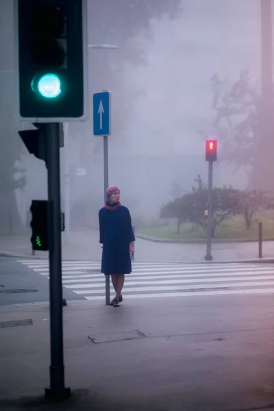 Uma Mulher Está Uma Rua Outono Uma Encruzilhada Nevoeiro Denso — Fotografia de Stock