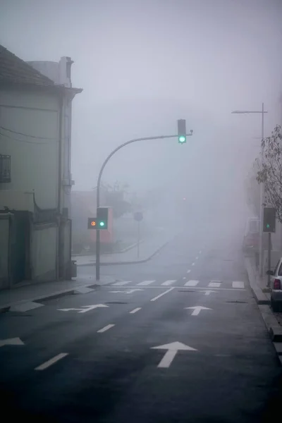 波尔图的一条街道 在浓雾中 葡萄牙 — 图库照片