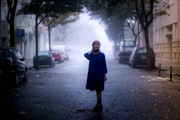 Retrato Uma Mulher Loira Com Sobretudo Uma Rua Sombria — Fotografia de Stock