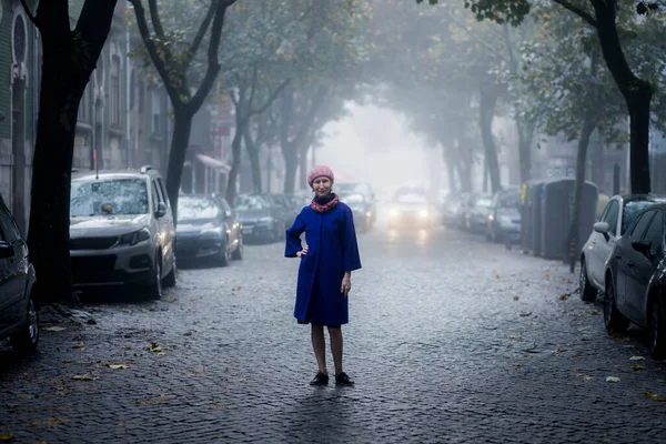Μια Γυναίκα Στέκεται Μια Κατοικημένη Αυλή Μια Πυκνή Ομίχλη — Φωτογραφία Αρχείου