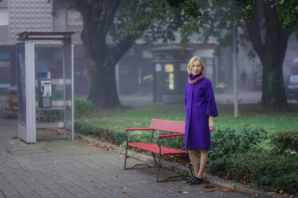 Kvinnan Syrenrock Väntar Nära Stads Bänk — Stockfoto