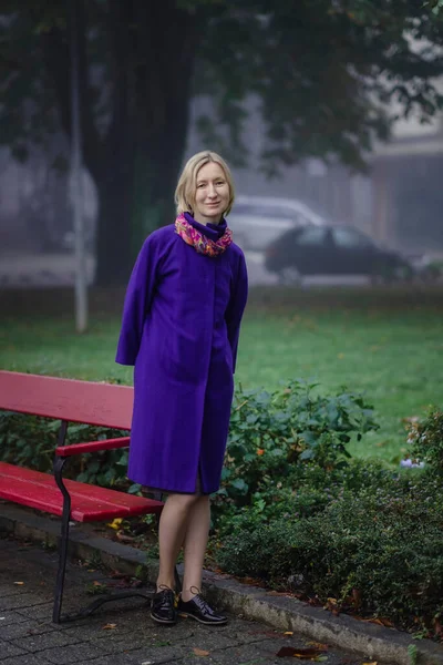 Eine Frau Fliederfarbenen Mantel Wartet Der Nähe Einer Parkbank — Stockfoto