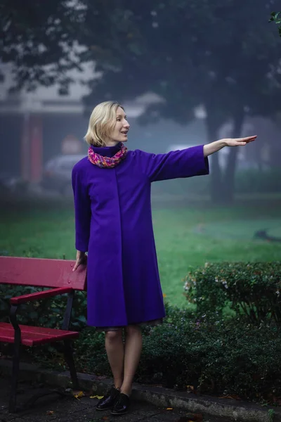 Eine Blonde Frau Steht Einem Herbstlichen Park Und Winkt Jemand — Stockfoto