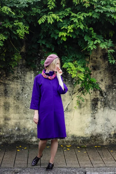 Une Femme Manteau Béret Pose Par Mur Recouvert Verdure — Photo