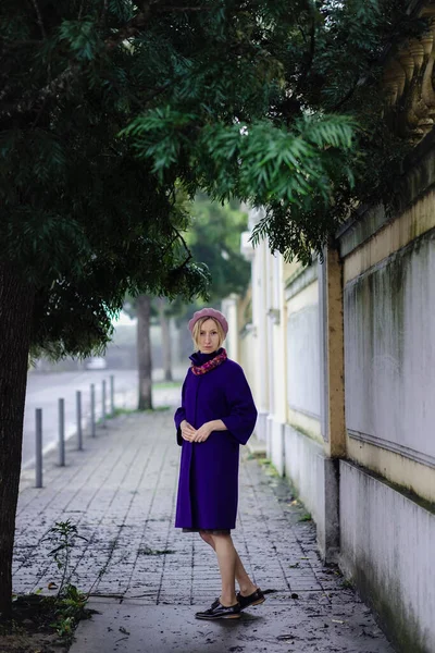 Eine Stilvolle Frau Herbstmantel Und Baskenmütze Steht Auf Dem Bürgersteig — Stockfoto
