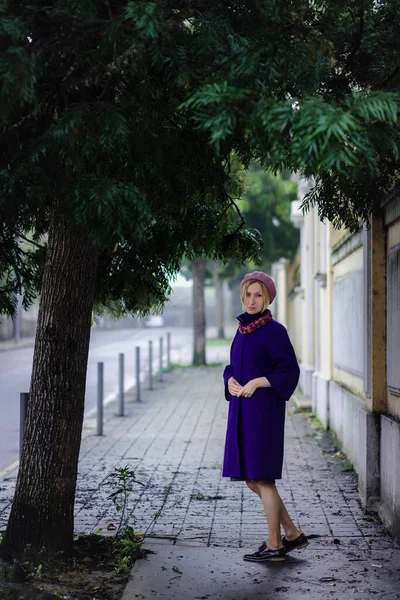 Uma Mulher Elegante Casaco Outono Boina Posa Calçada — Fotografia de Stock