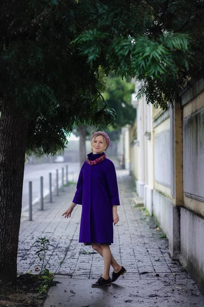Egy Őszi Kabátban Svájcisapkában Pózol Járdán Városban — Stock Fotó