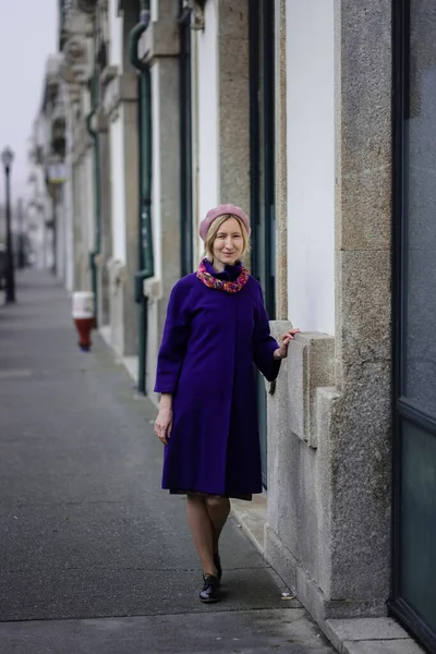 Eine Frau Fliederfarbenem Mantel Und Baskenmütze Auf Einer Straße Der — Stockfoto