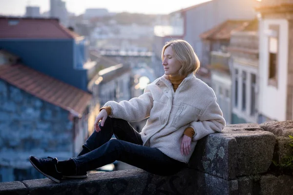 Seorang Wisatawan Perempuan Duduk Dinding Batu Sebuah Kota Eropa Tua — Stok Foto