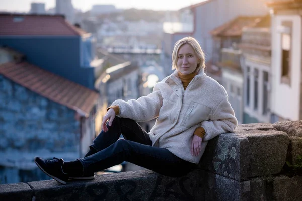 Eine Frau Sitzt Auf Einer Mauer Einer Alten Europäischen Stadt — Stockfoto