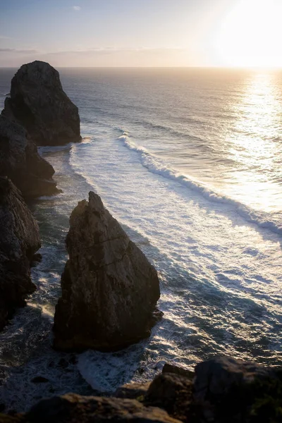 Gün Batımında Kayalıkların Okyanus Sörfünün Manzarası Sintra Portekiz — Stok fotoğraf