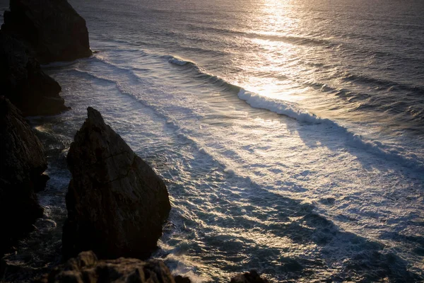 Gün Batımında Kayalıkların Okyanus Sörfünün Manzarası — Stok fotoğraf