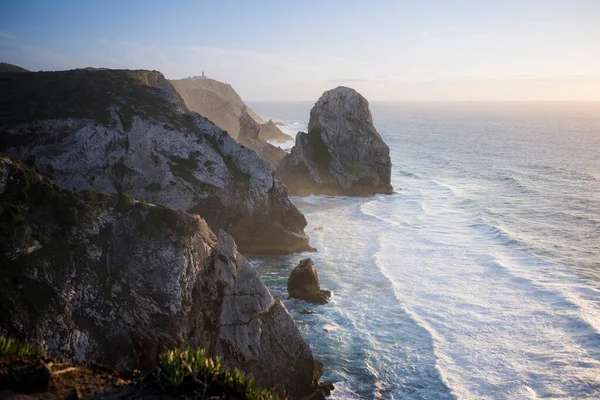 日没時の崖や海の波 ポルトガルのシントラ — ストック写真