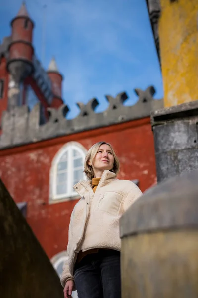 Seorang Wanita Wisatawan Memeriksa Istana Pena Sintra Lisboa Portugal — Stok Foto