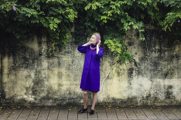 Žena Šeříkovém Kabátě Baretu Pózuje Chodníku Zdi Royalty Free Stock Obrázky