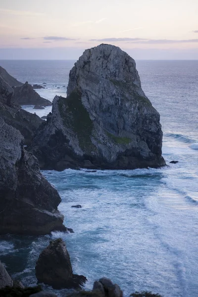Вид Скалы Океанский Серф Португальском Атлантическом Побережье — стоковое фото