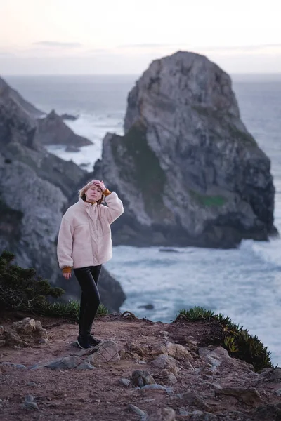 葡萄牙辛特拉附近海岸的岩石上站着一位妇女 — 图库照片