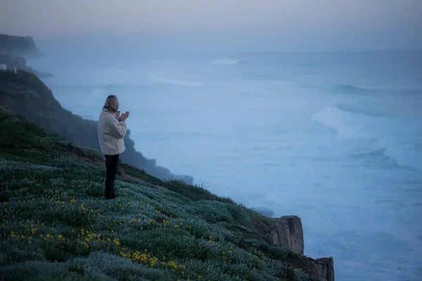妇女站在大西洋沿岸 — 图库照片