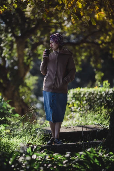 Μια Γυναίκα Στο Πάρκο Που Πίνει Γιέρμπα Φίλε — Φωτογραφία Αρχείου