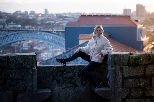 Een Vrouwelijke Toerist Poseert Een Stenen Muur Porto Portugal — Stockfoto