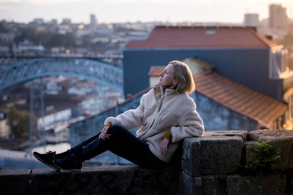 Portekiz Porto Duvar Ustası Bir Kadın Turist Dinleniyor — Stok fotoğraf