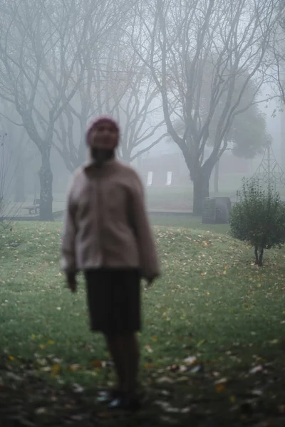 Une Femme Floue Premier Plan Dans Parc Milieu Brouillard Épais — Photo