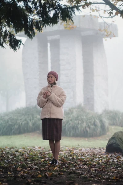 Eine Frau Park Bei Dichtem Nebel — Stockfoto