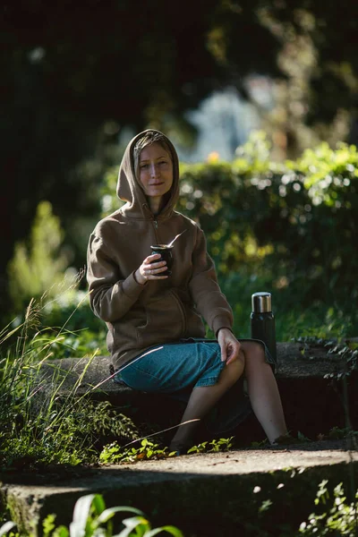 Γυναίκα Στο Πάρκο Πίνοντας Yerba Mate Από Ένα Κύπελλο Mate — Φωτογραφία Αρχείου