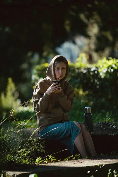 Una Donna Nel Parco Divertita Bere Yerba Mate Una Tazza — Foto Stock
