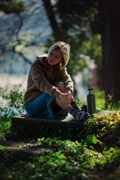 Woman Sits Park Thermos Cup Mate — Stock Photo, Image