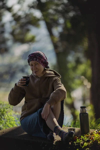 Женщина Пьющая Парке Термосом Чашкой Кофе — стоковое фото
