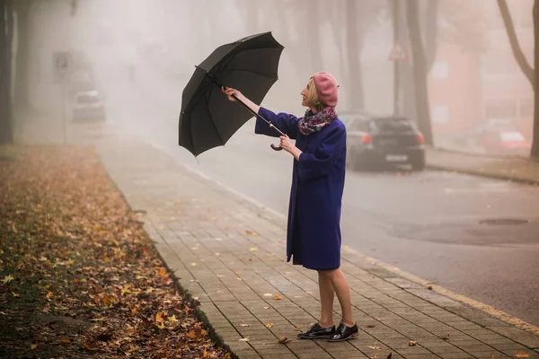Μια Γυναίκα Ανοίγει Μια Ομπρέλα Που Στέκεται Έξω Ομιχλώδη Συννεφιασμένο — Φωτογραφία Αρχείου