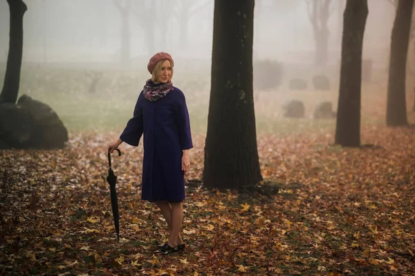 Женщина Зонтиком Стоящая Площади Туманную Погоду — стоковое фото