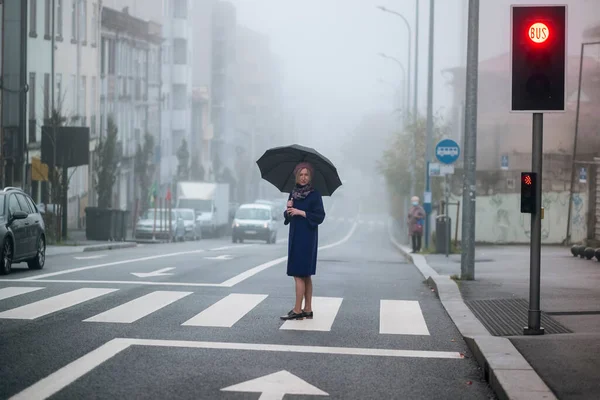 Kobieta Parasolem Przechodząca Przez Ulicę Pochmurną Pogodę — Zdjęcie stockowe