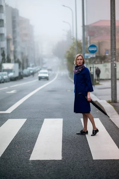 Eine Frau Überquert Bei Trübem Wetter Die Straße — Stockfoto