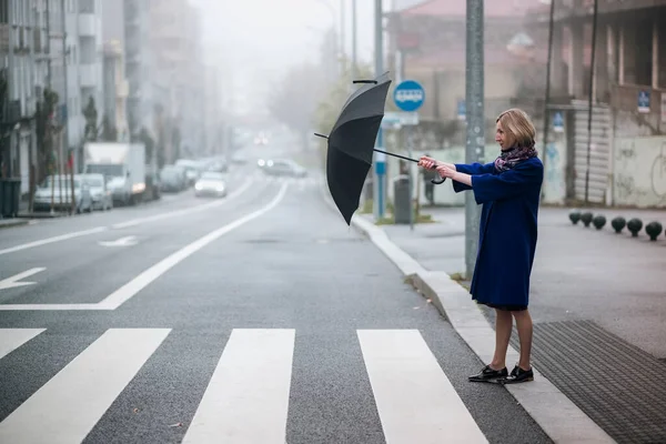 Uma Mulher Abre Guarda Chuva Enquanto Atravessa Estrada Nevoeiro — Fotografia de Stock