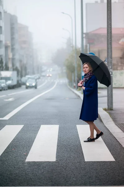 Μια Γυναίκα Ομπρέλα Στέκεται Στο Δρόμο Συννεφιασμένο Καιρό — Φωτογραφία Αρχείου
