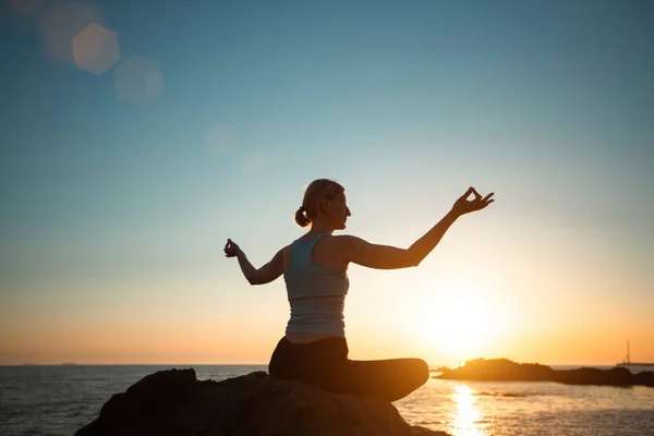 Yoga Vrouw Mediteren Het Strand Tijdens Zonsondergang — Stockfoto