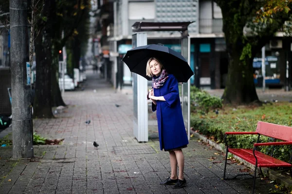 Eski Bir Kasaba Caddesinde Bir Kadın Şemsiye Açtı — Stok fotoğraf