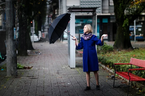 Şemsiyeli Bir Kadın Dışarıda Yağmur Kontrolü Yapıyor — Stok fotoğraf