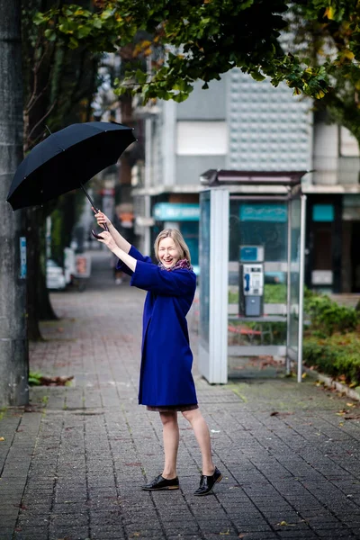 Uma Mulher Feliz Com Guarda Chuva Está Fora — Fotografia de Stock