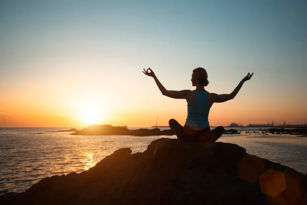 Kvinna Gör Yoga Strand Vid Solnedgången — Stockfoto