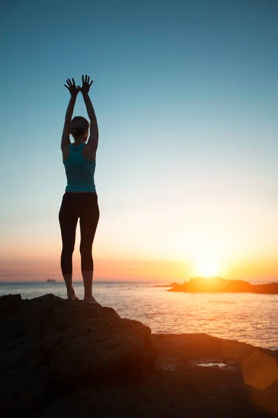 Mujer Yoga Encuentra Con Amanecer Playa —  Fotos de Stock