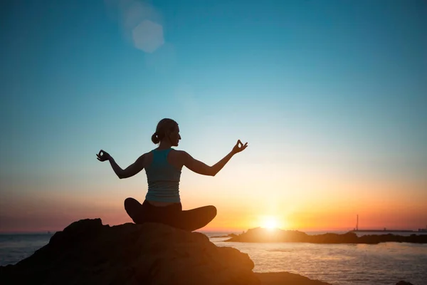 Woman Doing Yoga Lotus Pose Meditating Beach Sunset — Stock Photo, Image