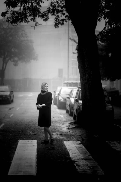Жінка Стоїть Тротуарі Місті Чорно Біле Фото — стокове фото