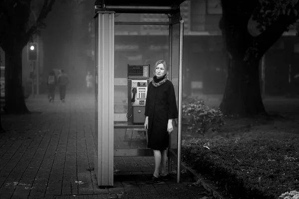 Uma Mulher Está Perto Telefone Público Foto Preto Branco — Fotografia de Stock